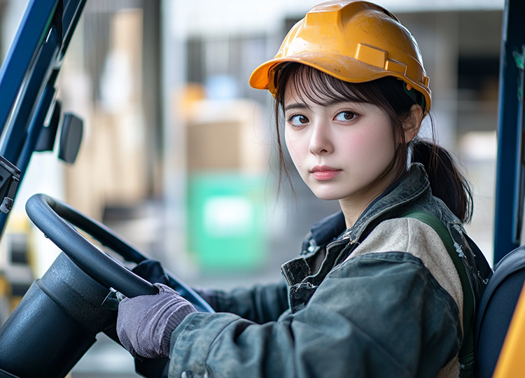 フォークリフトを運転する女性